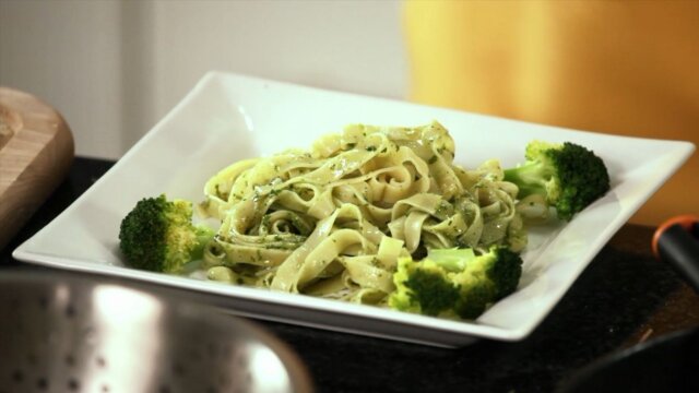 Makaron z pesto i brokułami