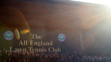 Organizatorzy Wimbledonu wsparli walkę z pandemią. Pomogą też tenisistom