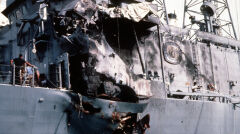 Uszkodzenia USS Stark z bliska. Po naprawach okręt wrócił do służby i został z niej wycofany dopiero pod koniec lat 90.