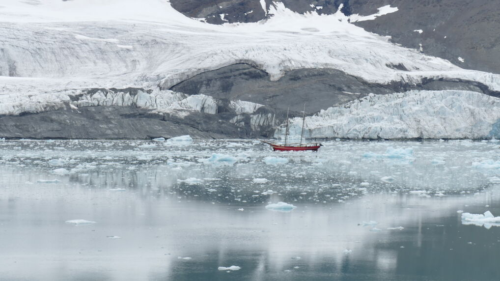 Statek wycieczkowy na tle zanikających lodowców bocznych dużego lodowca Paierl, południowy Spitsbergen