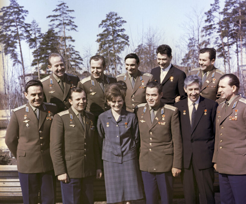 Komarow (pierwszy po lewej) wraz z pozostałymi radzieckimi kosmonautami pierwszego pokolenia