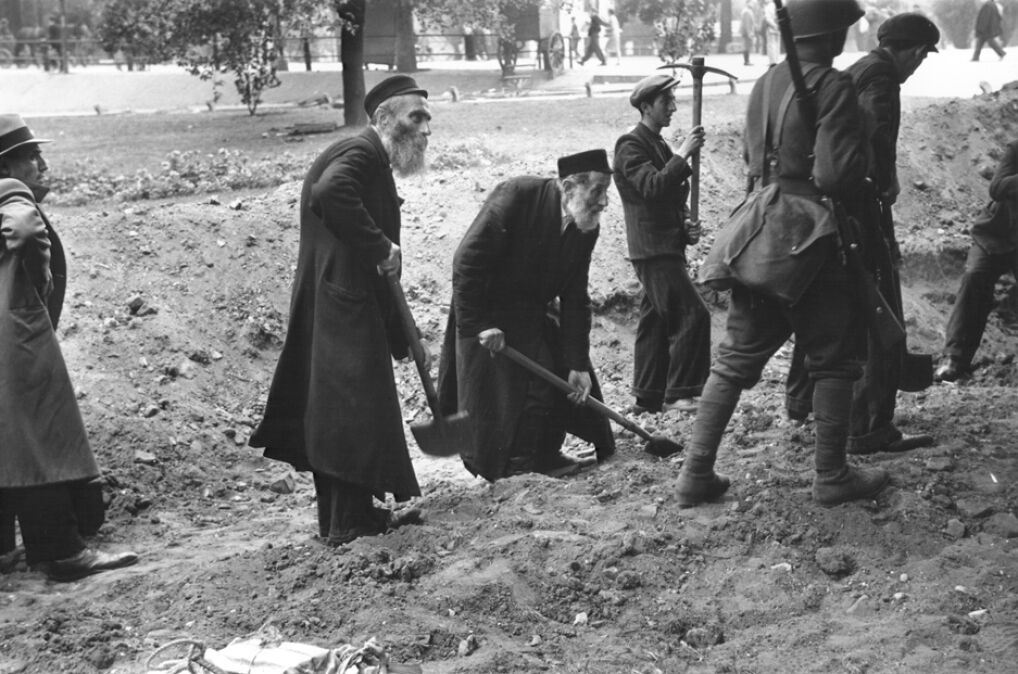 Mieszkańcy Warszawy pomagali w obronie miasta, jak mogli - kopali umocnienia i okopy