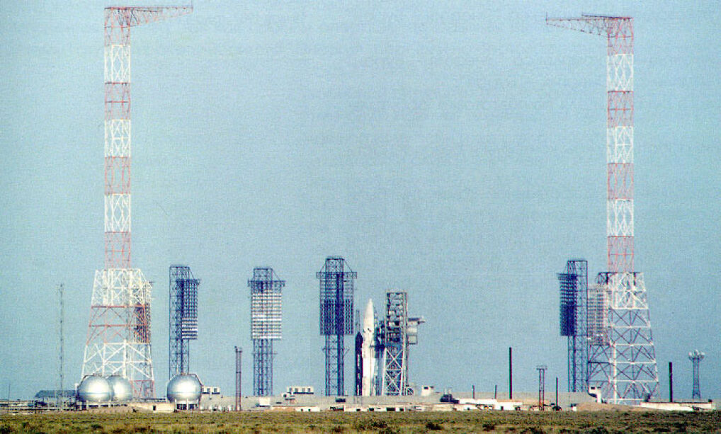 Polus i rakieta Energia na stanowisku startowym. Widać giantyczne maszty mające chronić stojącą i startującą rakietę przed piorunami