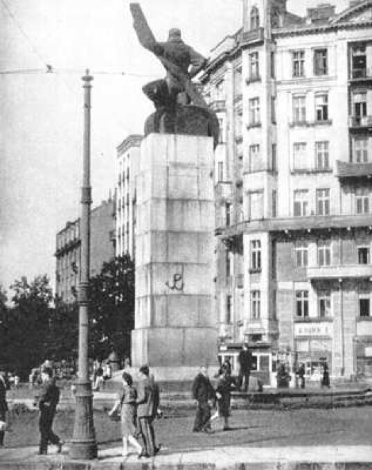„Kotwica” – znak Polski Walczącej namalowany przez Jana Bytnara na pomniku Lotnika na placu Unii Lubelskiej