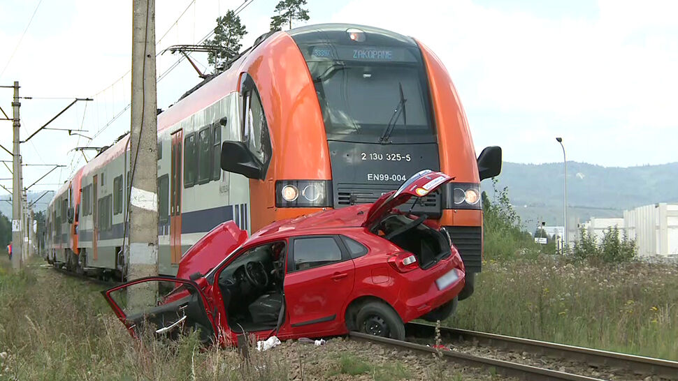 Zderzenie pociągu z samochodem w czasie egzaminu na prawo