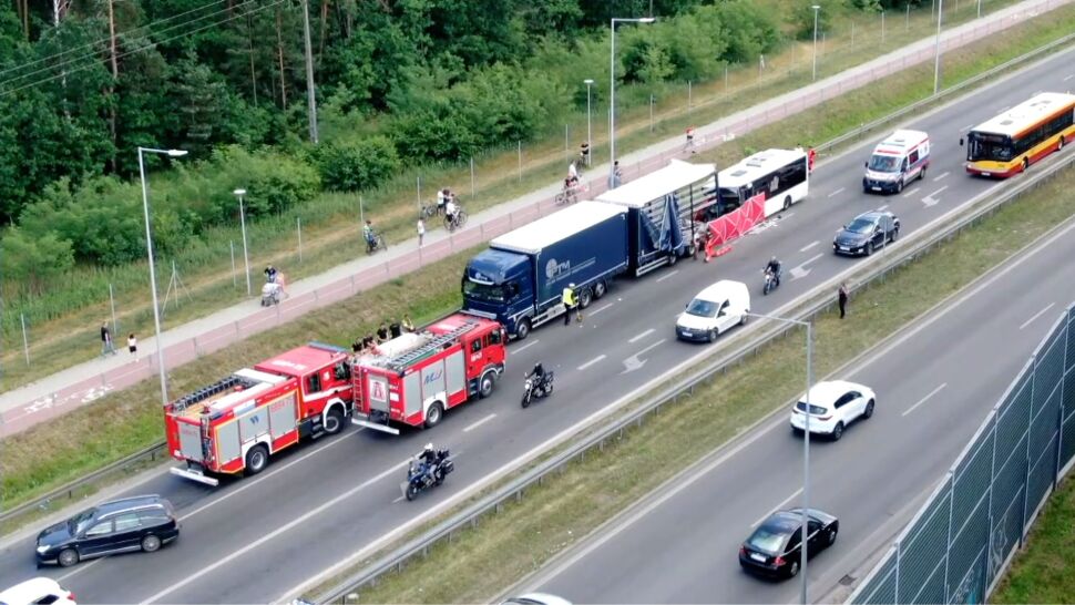 Wypadek po Warszawą. Autobus miejski zderzył się z ciężarówką