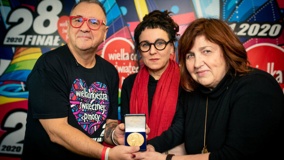 Nobel dla WOŚP. Olga Tokarczuk przekazała replikę medalu