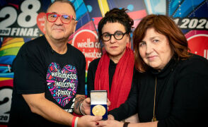 Nobel dla WOŚP. Olga Tokarczuk przekazała replikę medalu