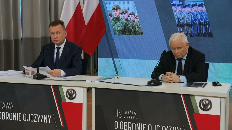 Kaczyński i Błaszczak przedstawili ustawę o obronie ojczyzny. Długa prezentacja znużyła wicepremiera