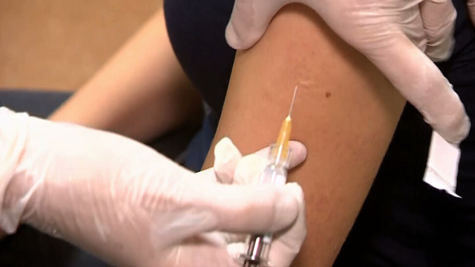 Do programu szczepień przeciw COVID-19 zgłosiło się mniej punktów, niż oczekiwał rząd