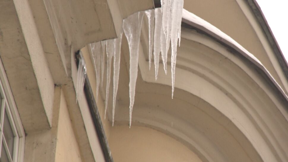 Strażnicy miejscy przypominają o obowiązku usuwania śniegu i sopli z dachów
