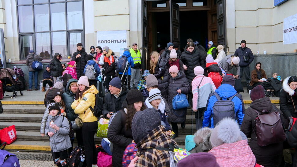 Już ponad milion osób opuściło Ukrainę, a będą kolejni. Tłum uchodźców we Lwowie