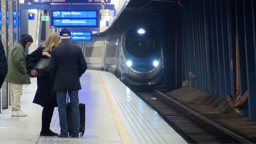 Morawiecki o cenach biletów kolejowych: na dzisiejszym poziomie nie pozostaną
