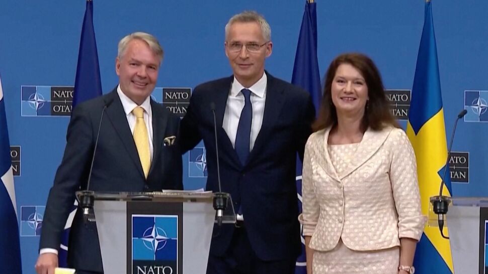 NATO się rozszerzy. Protokoły akcesyjne Szwecji i Finlandii podpisane